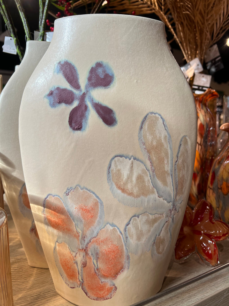 Vaas Margje L flower handpainted beige aardew 29x8x36,5cm