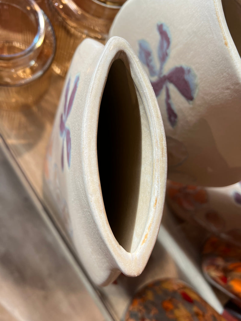 Vaas Margje L flower handpainted beige aardew 29x8x36,5cm